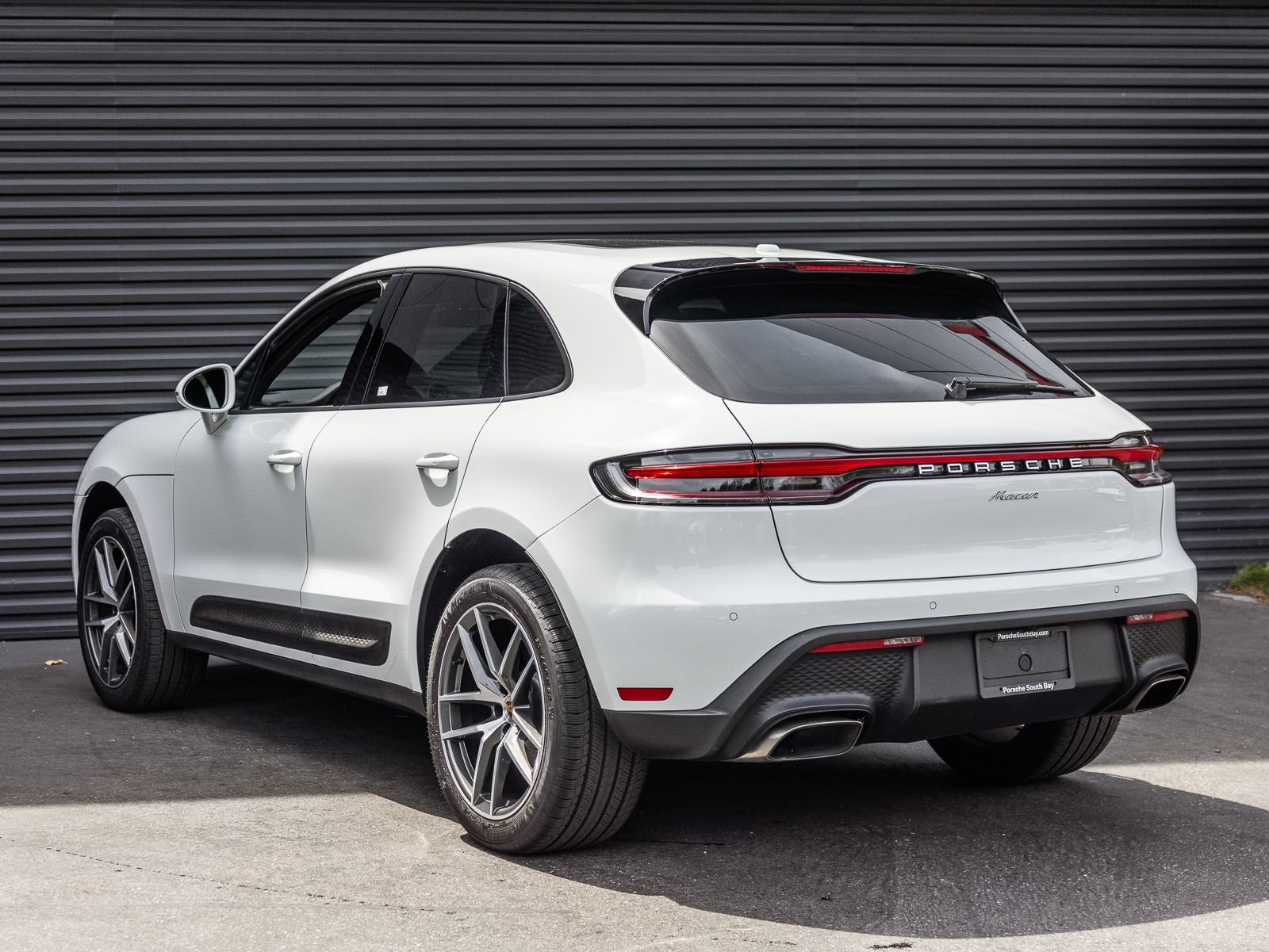 Certified 2024 Porsche Macan AWD/4WD image 3