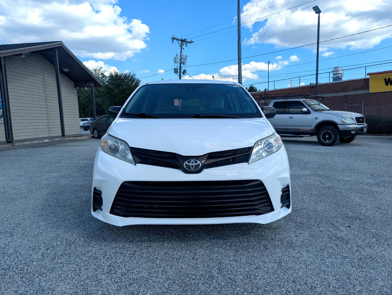 Used 2018 Toyota Sienna L image 2