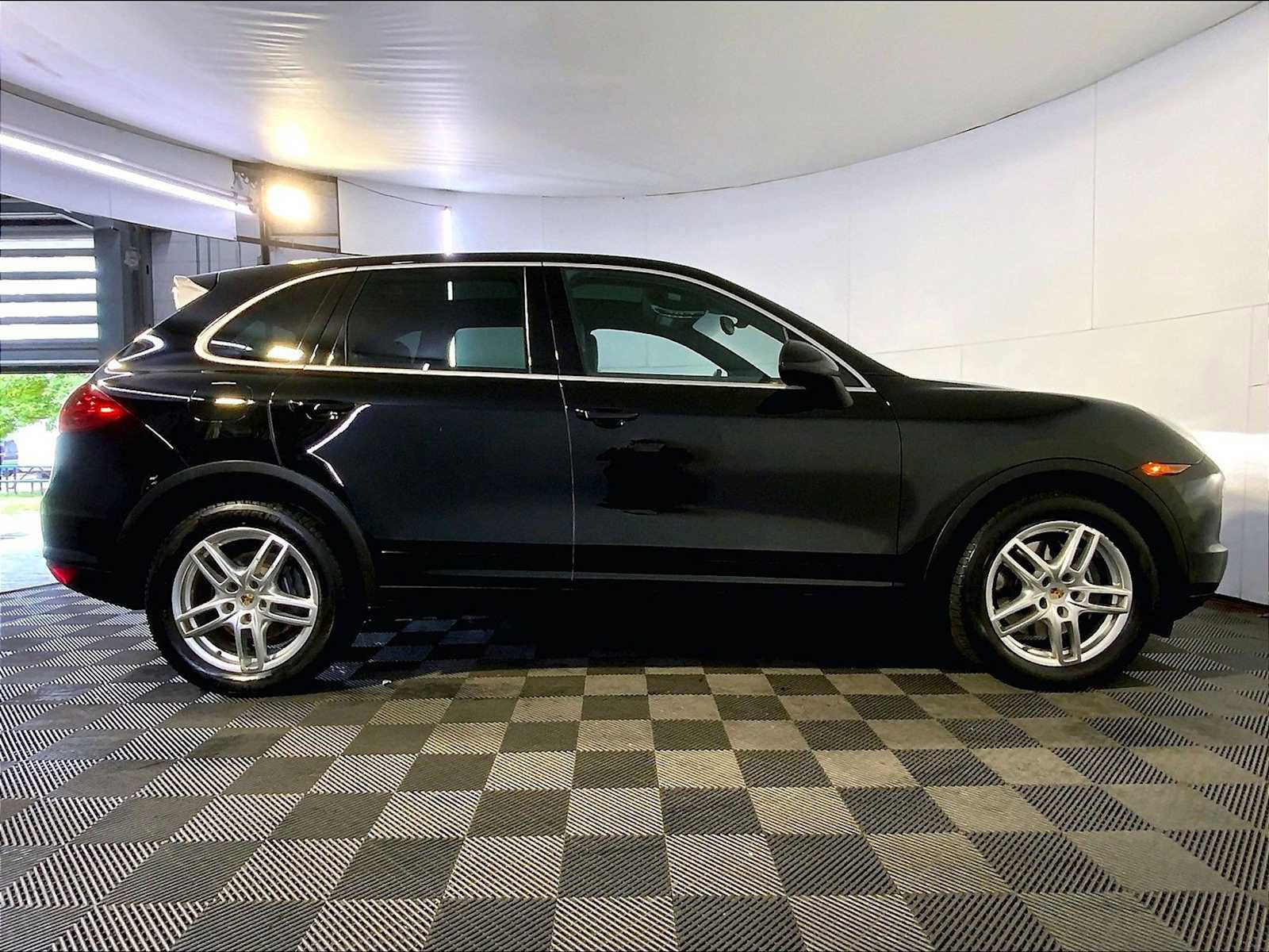 Used 2014 Porsche Cayenne Platinum Edition AWD/4WD image 8
