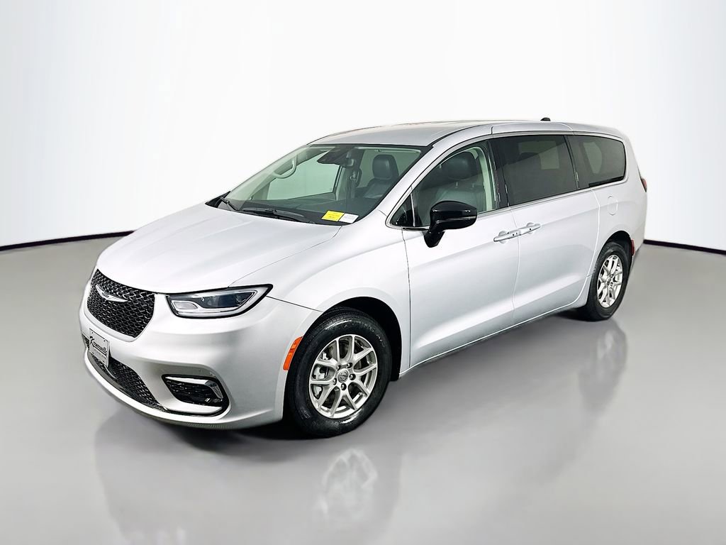 Used 2024 Chrysler Pacifica Touring-L image 3