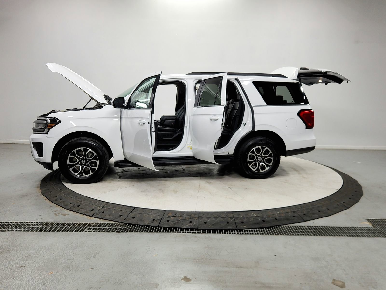 Used 2024 Ford Expedition XLT image 12