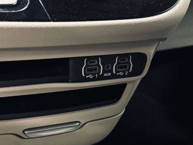 Used 2024 Chrysler Pacifica Touring-L image 36