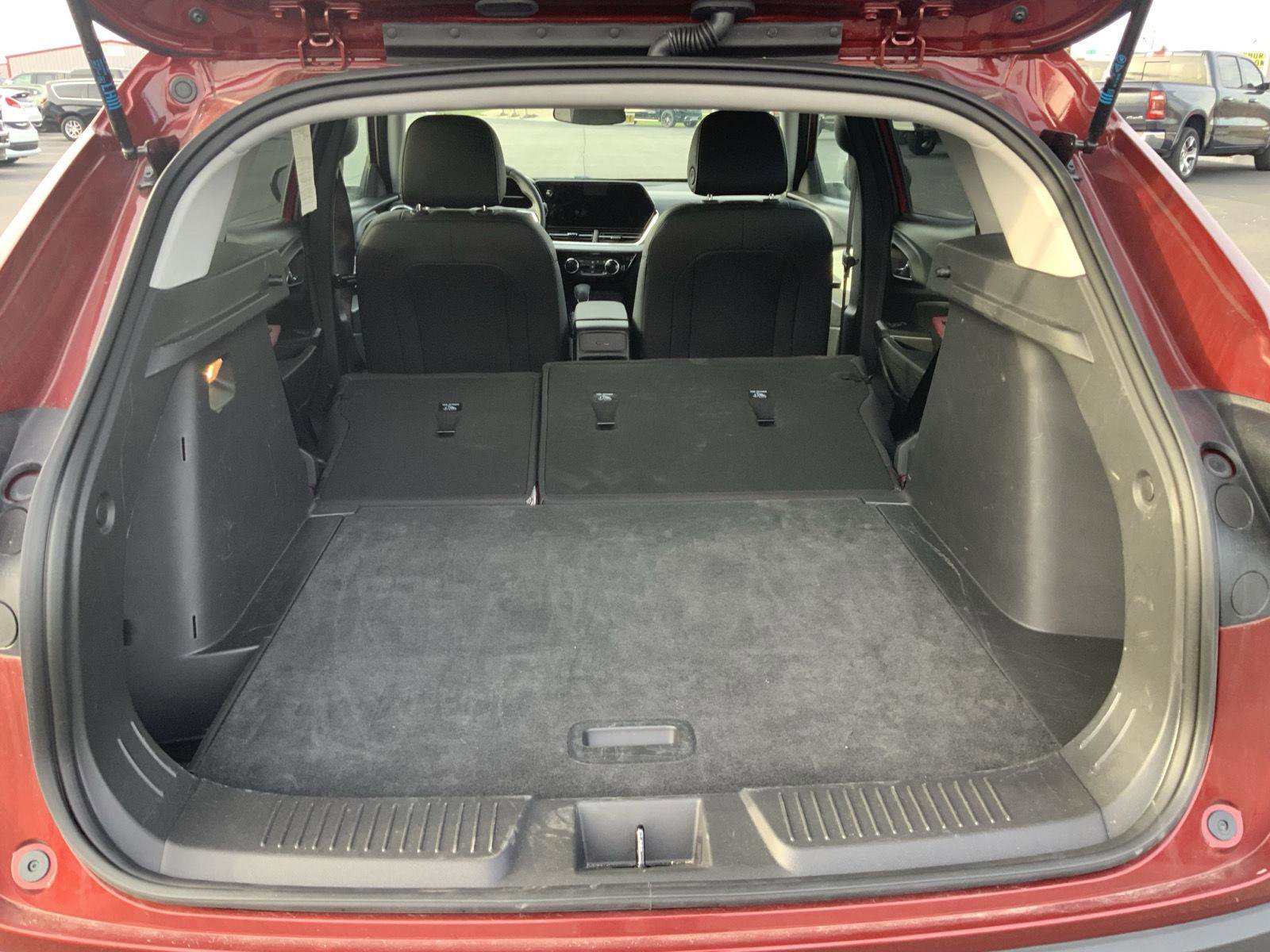 Used 2025 Chevrolet Trax LT w/ LT Convenience Package image 9