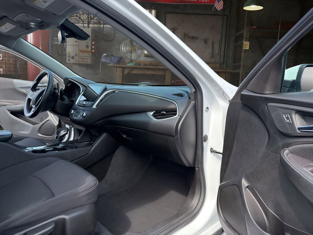Used 2022 Chevrolet Malibu LT image 17