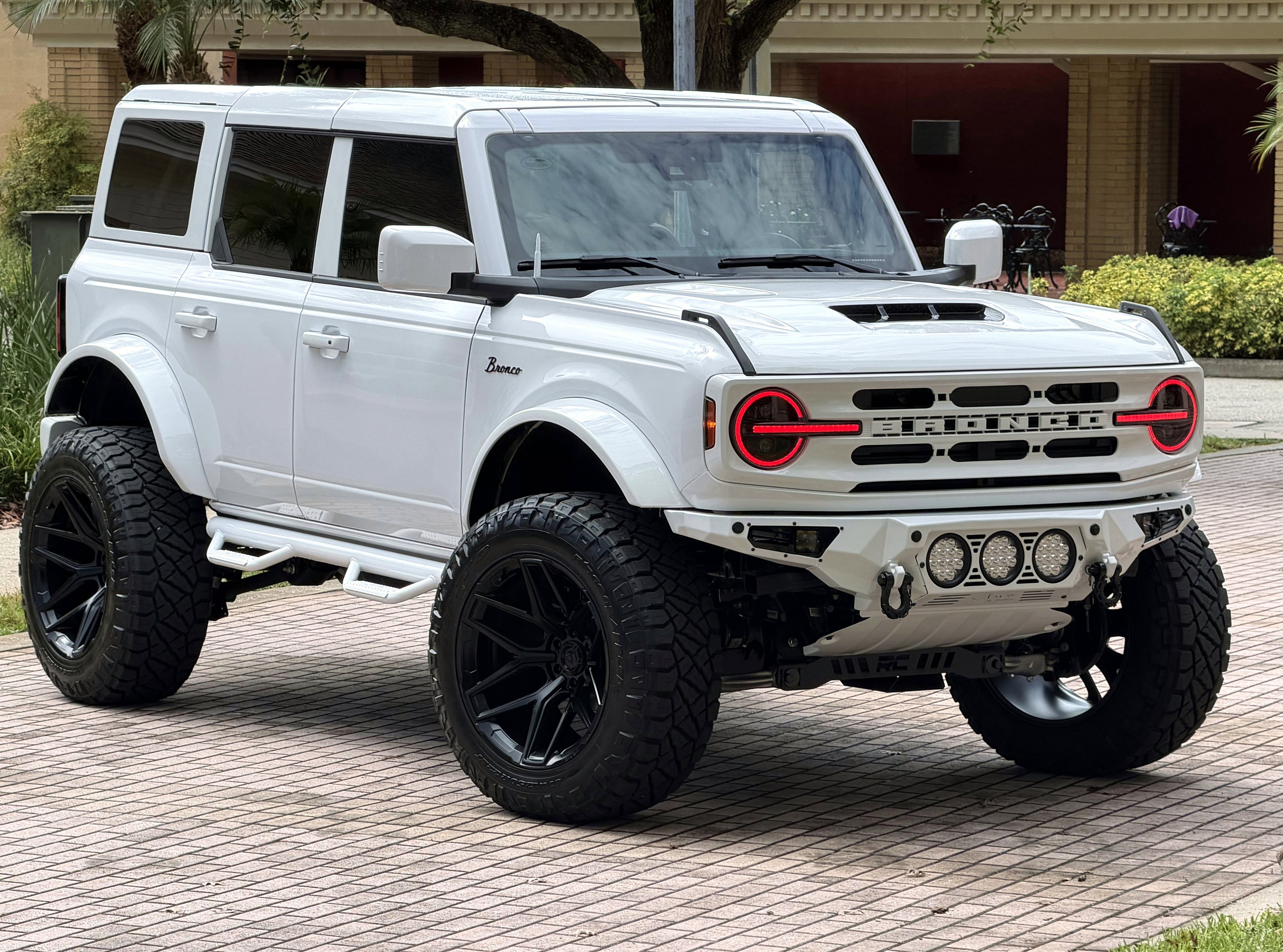 Used 2025 Ford Bronco Outer Banks AWD/4WD image 2