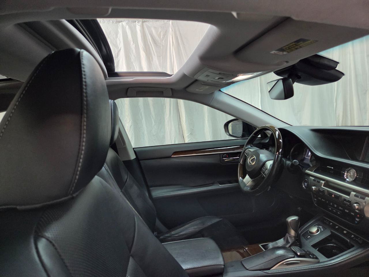 Used 2018 Lexus ES 350 w/ Luxury Package w/Wood Trim FWD image 24