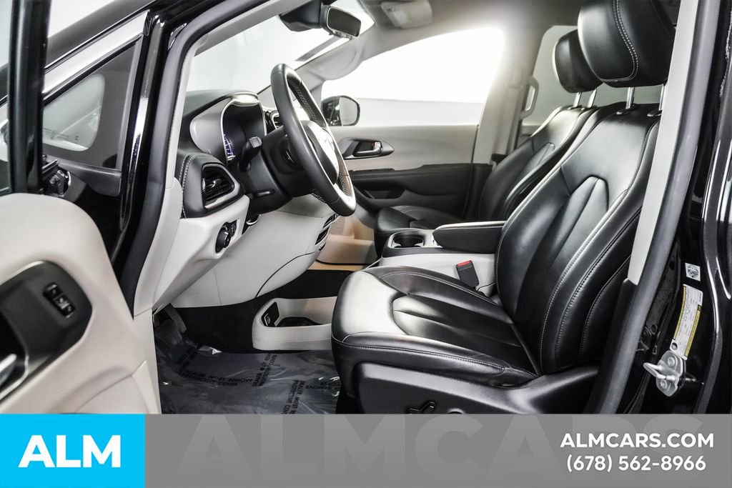 Used 2024 Chrysler Pacifica Select image 16