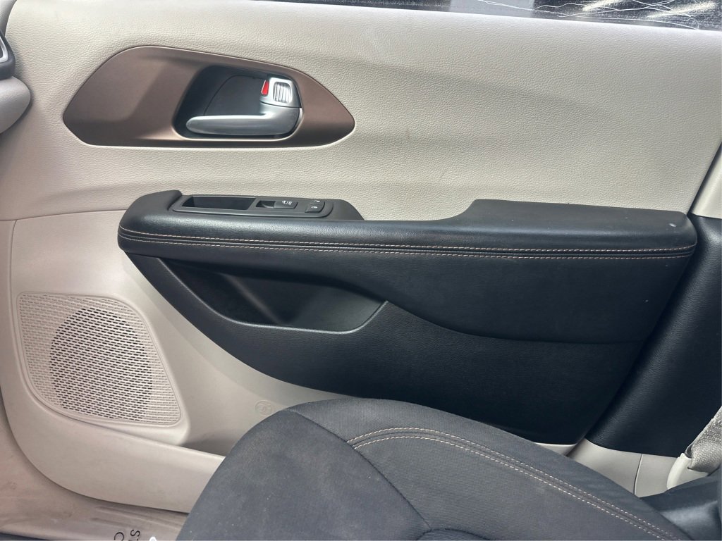 Used 2017 Chrysler Pacifica Touring Plus w/ Tire & Wheel Group image 29