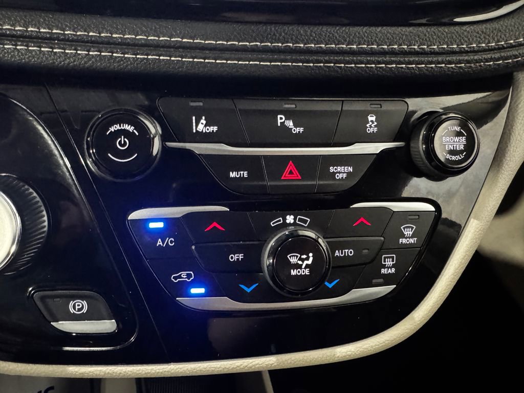 Used 2023 Chrysler Pacifica Touring-L image 33