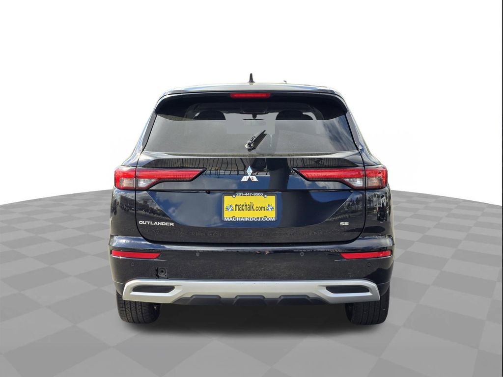 Used 2024 Mitsubishi Outlander SE Black Edition image 5