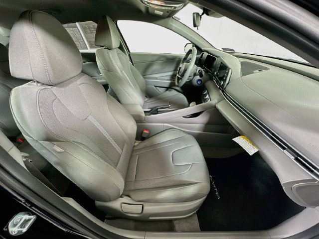 Certified 2025 Hyundai Elantra SE FWD image 30