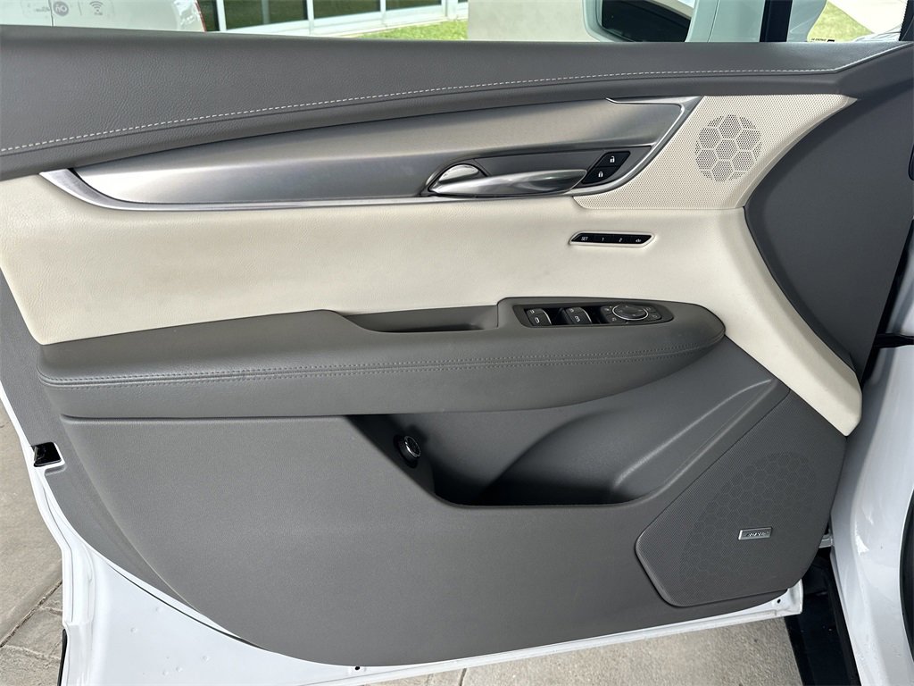 Used 2017 Cadillac XT5 Luxury w/ Driver Awareness Package image 7