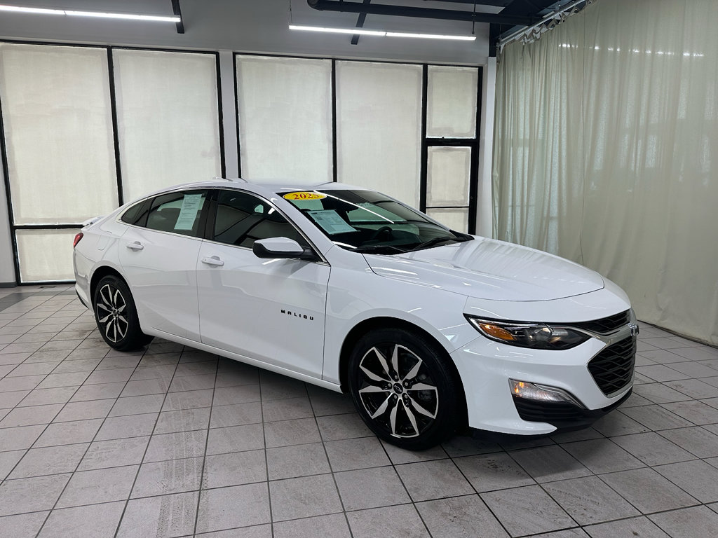 Used 2025 Chevrolet Malibu RS FWD image 2