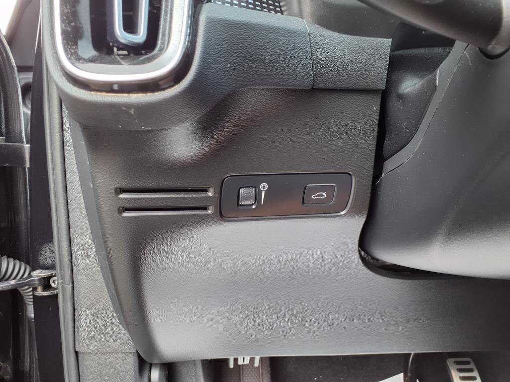 Used 2022 Volvo XC40 T5 R-Design w/ Advanced Package image 19