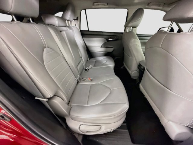 Used 2023 Toyota Highlander XLE FWD image 28