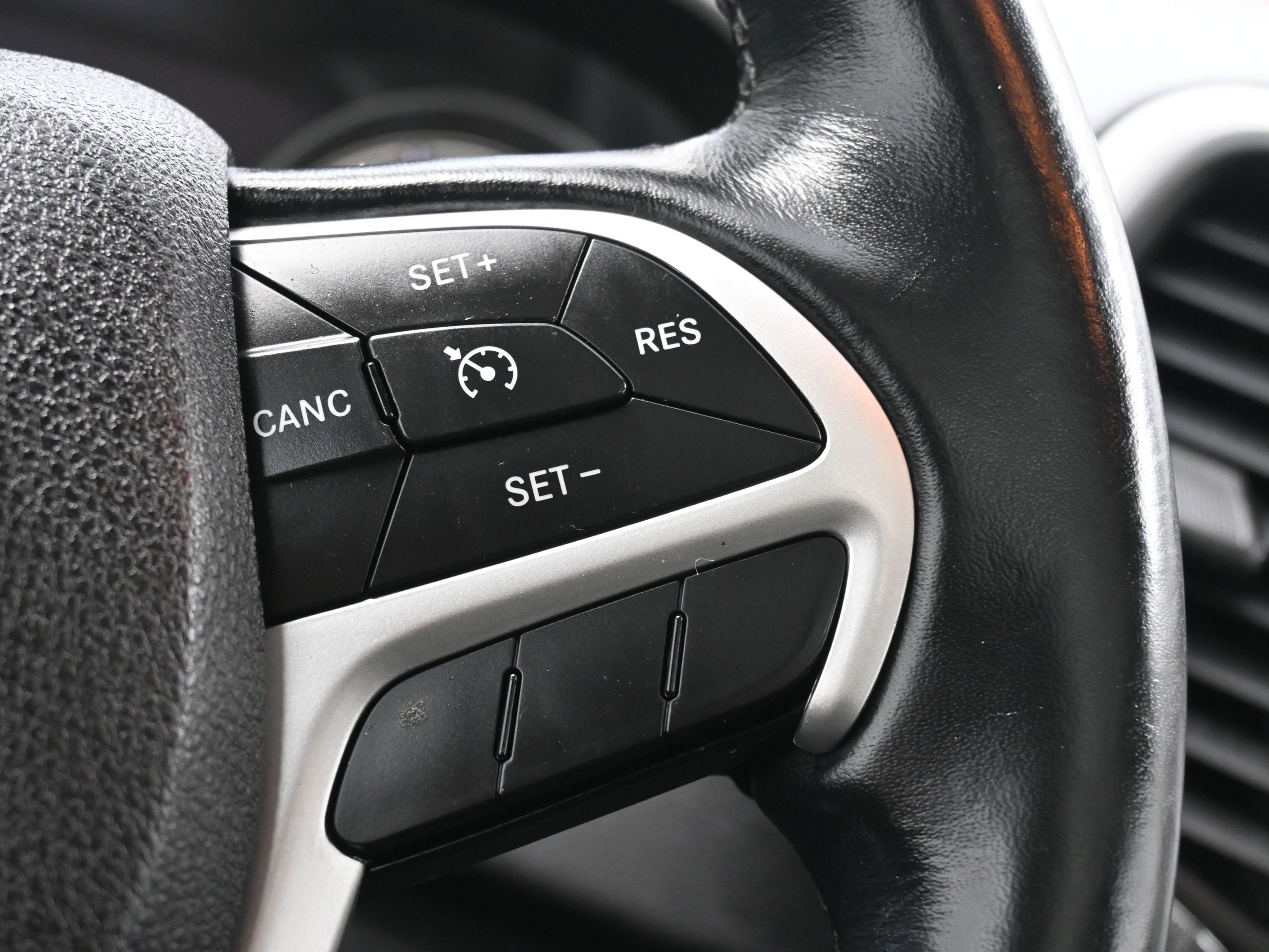 Used 2015 Jeep Cherokee Trailhawk w/ Comfort/Convenience Group image 33