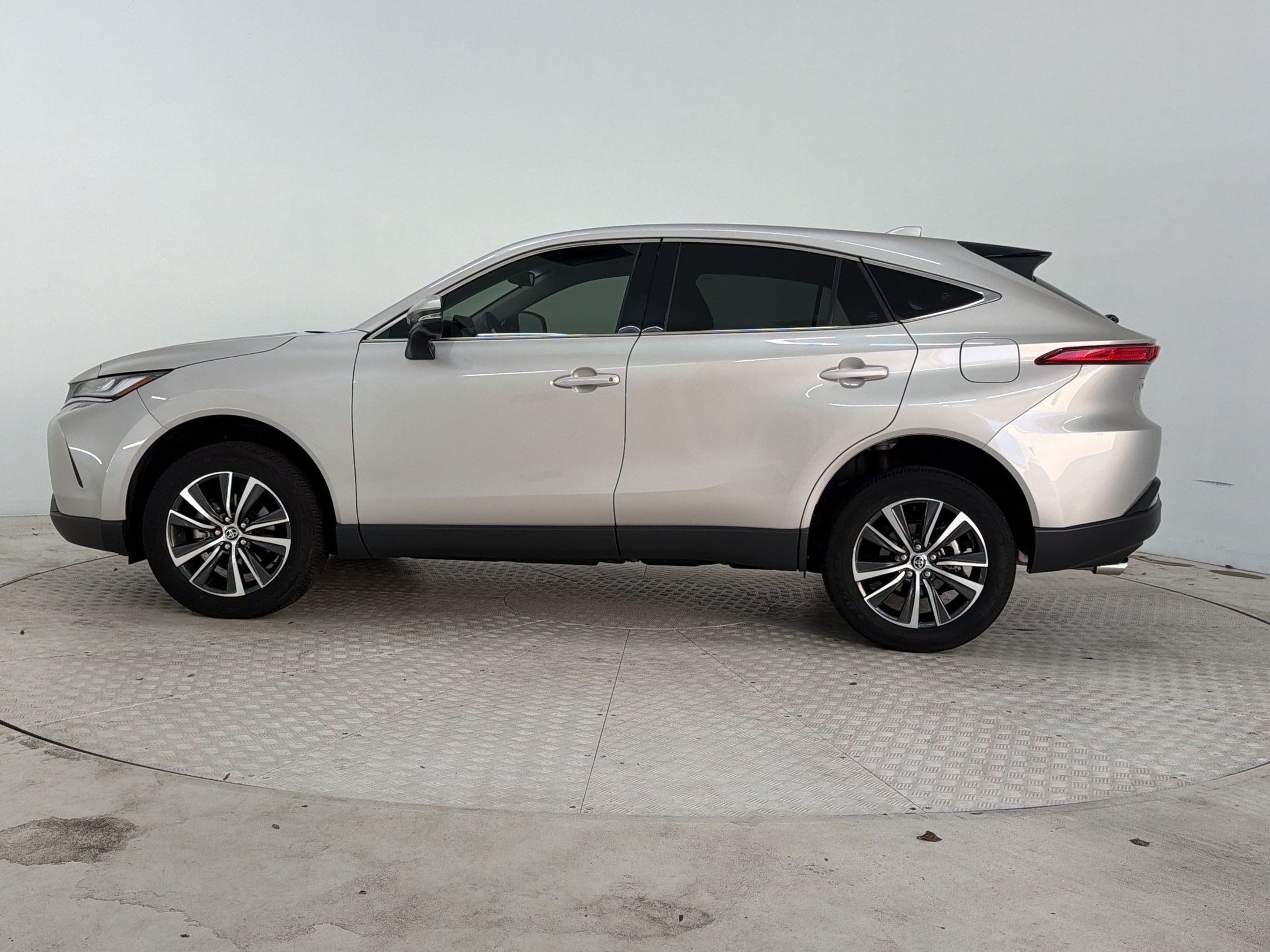 Used 2023 Toyota Venza LE AWD/4WD image 2