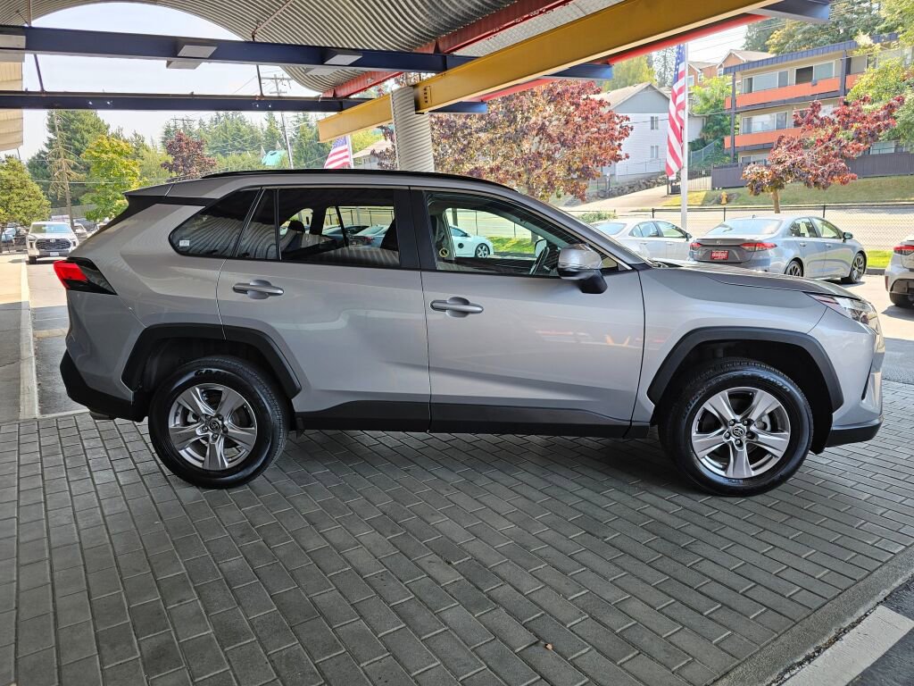 Used 2023 Toyota RAV4 XLE w/ Convenience Package image 4