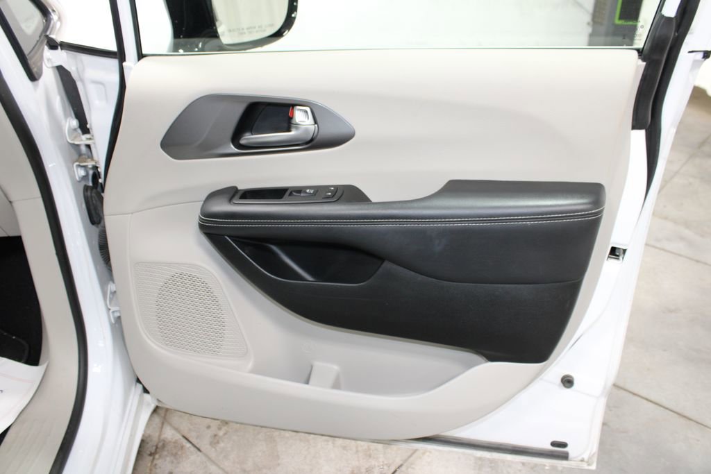 Used 2024 Chrysler Pacifica Touring-L FWD image 27
