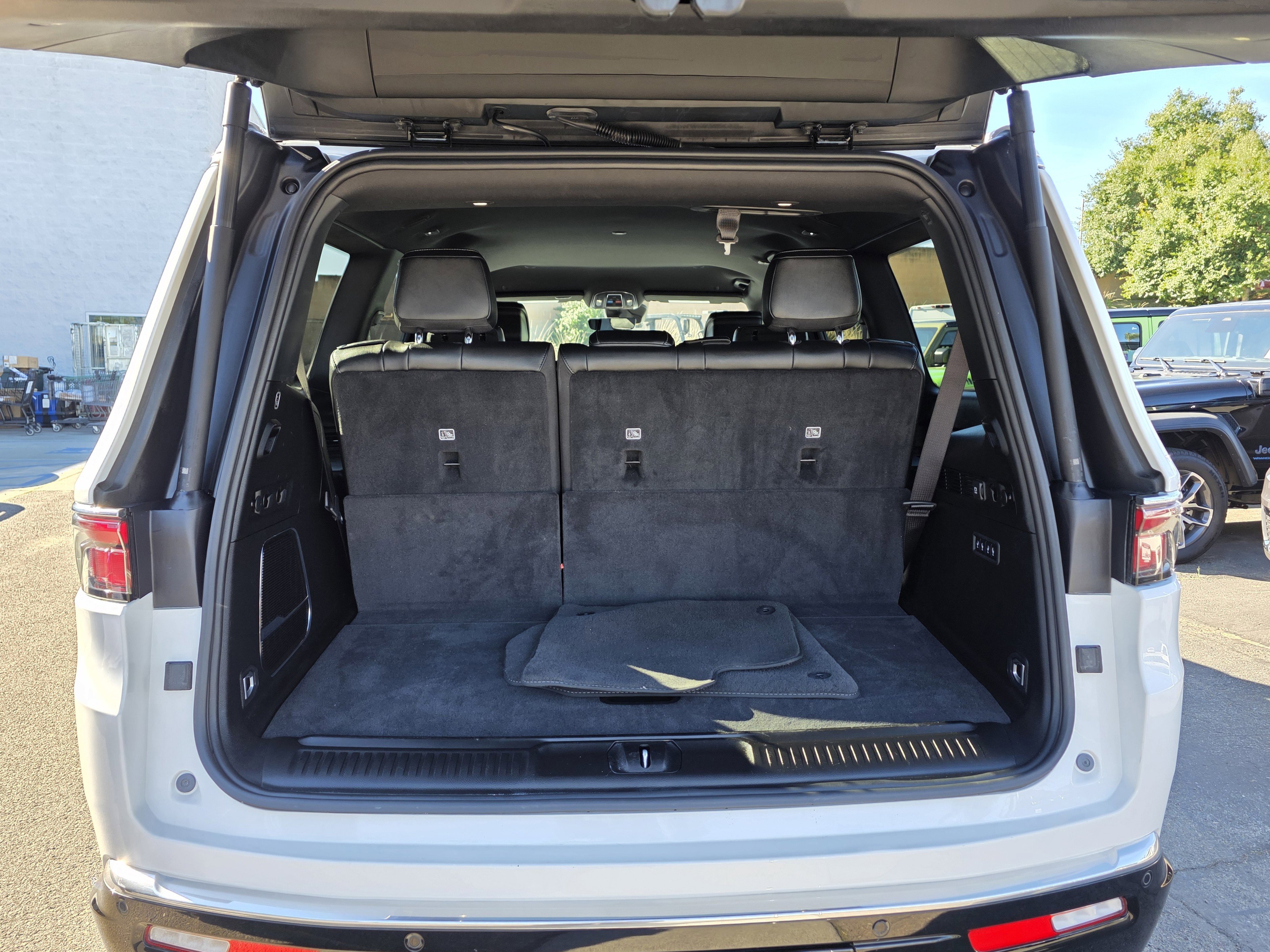 Certified 2025 Jeep Wagoneer Series II w/ 8-Passenger Seating Package image 19