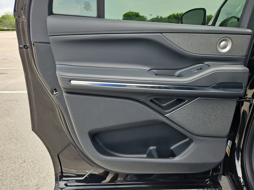 New 2025 Lincoln Navigator L Reserve image 16