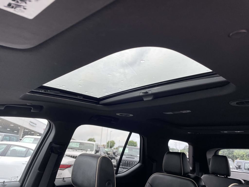 Used 2023 Chevrolet Traverse Premier AWD/4WD image 30