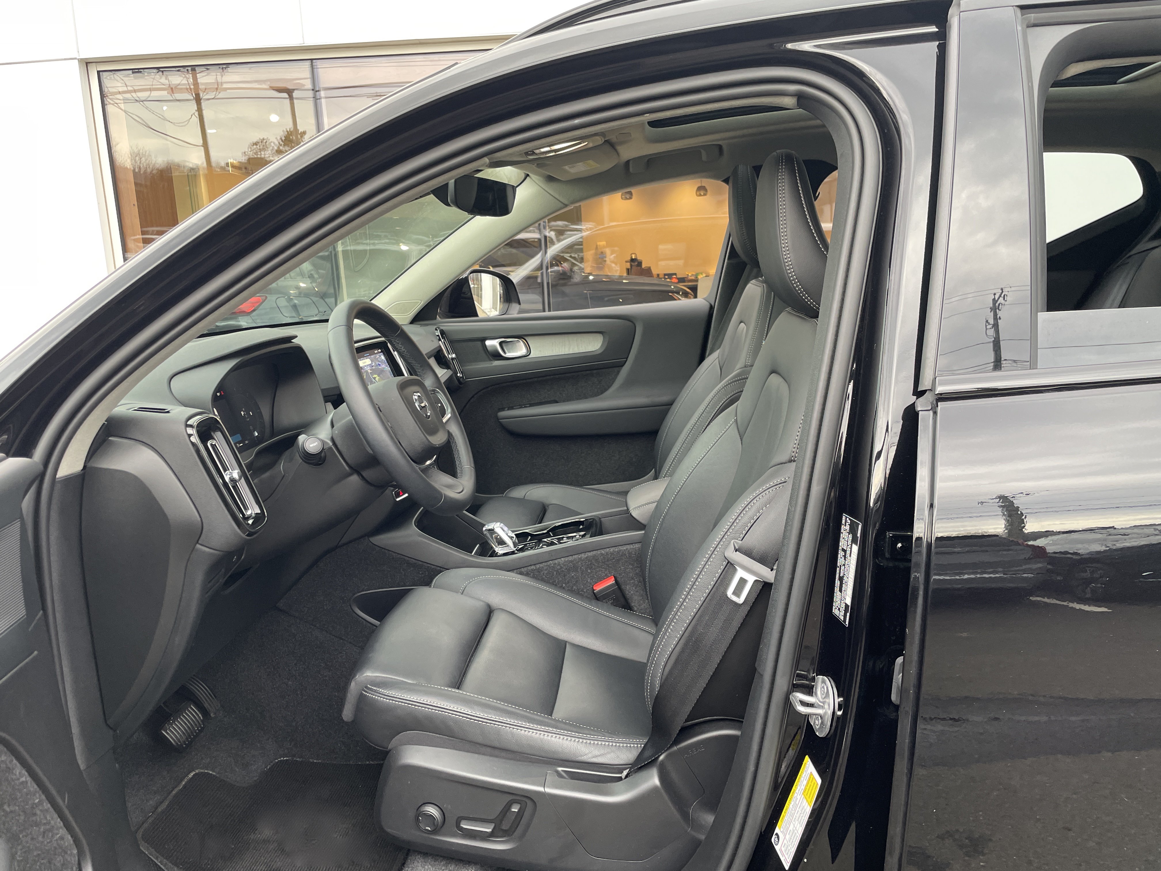 Certified 2025 Volvo XC40 B5 Plus AWD/4WD image 8