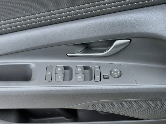 Used 2025 Hyundai Elantra SEL FWD image 17