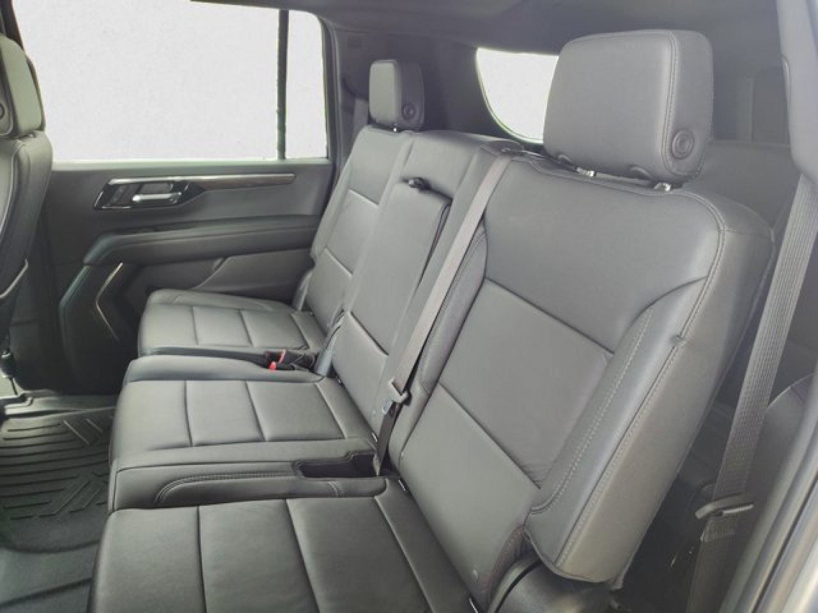 Used 2025 Chevrolet Suburban Z71 AWD/4WD image 16