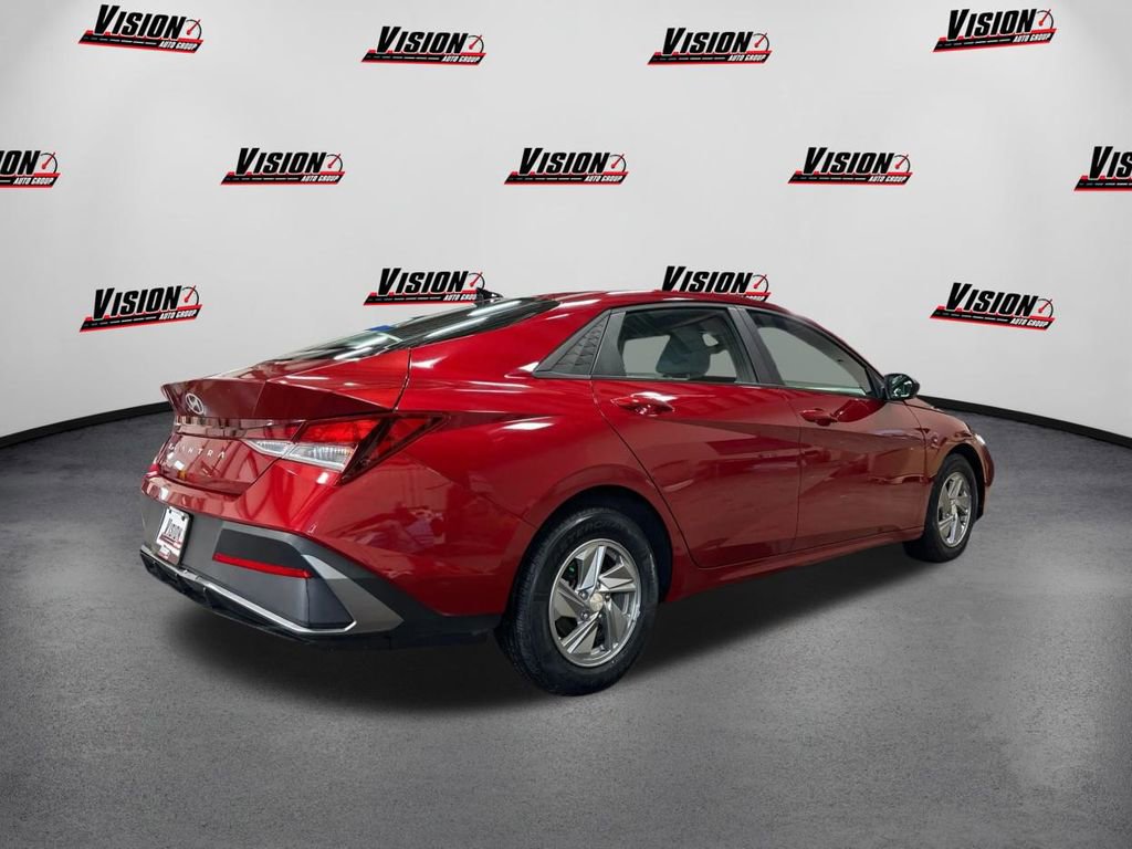 Used 2024 Hyundai Elantra SE image 5