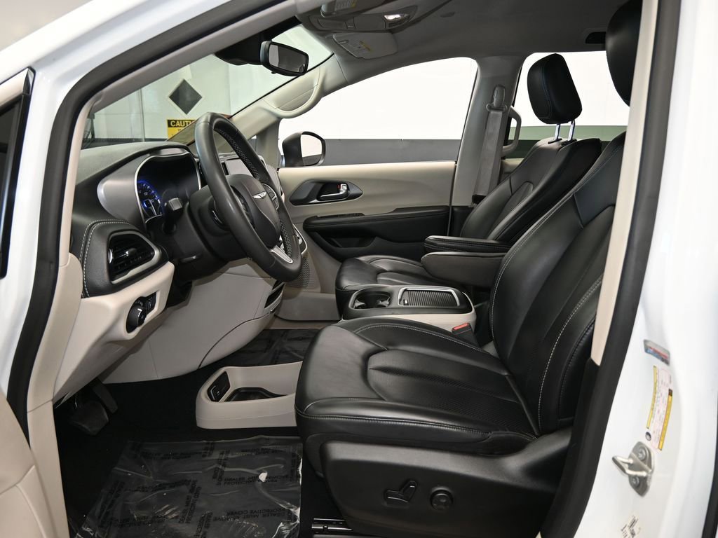 Used 2023 Chrysler Pacifica Touring-L image 11