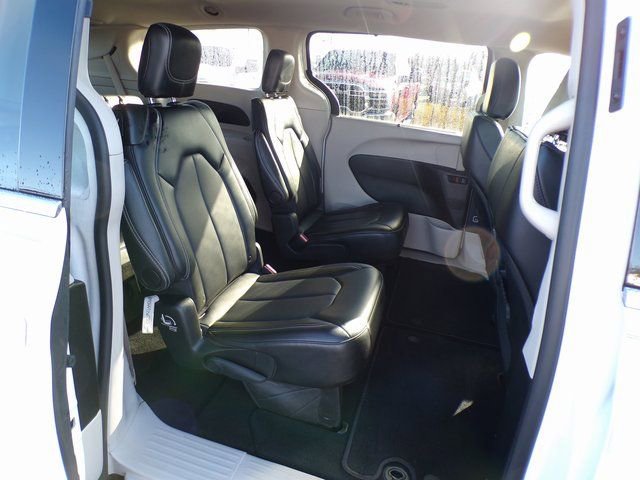Used 2024 Chrysler Pacifica Touring-L image 13