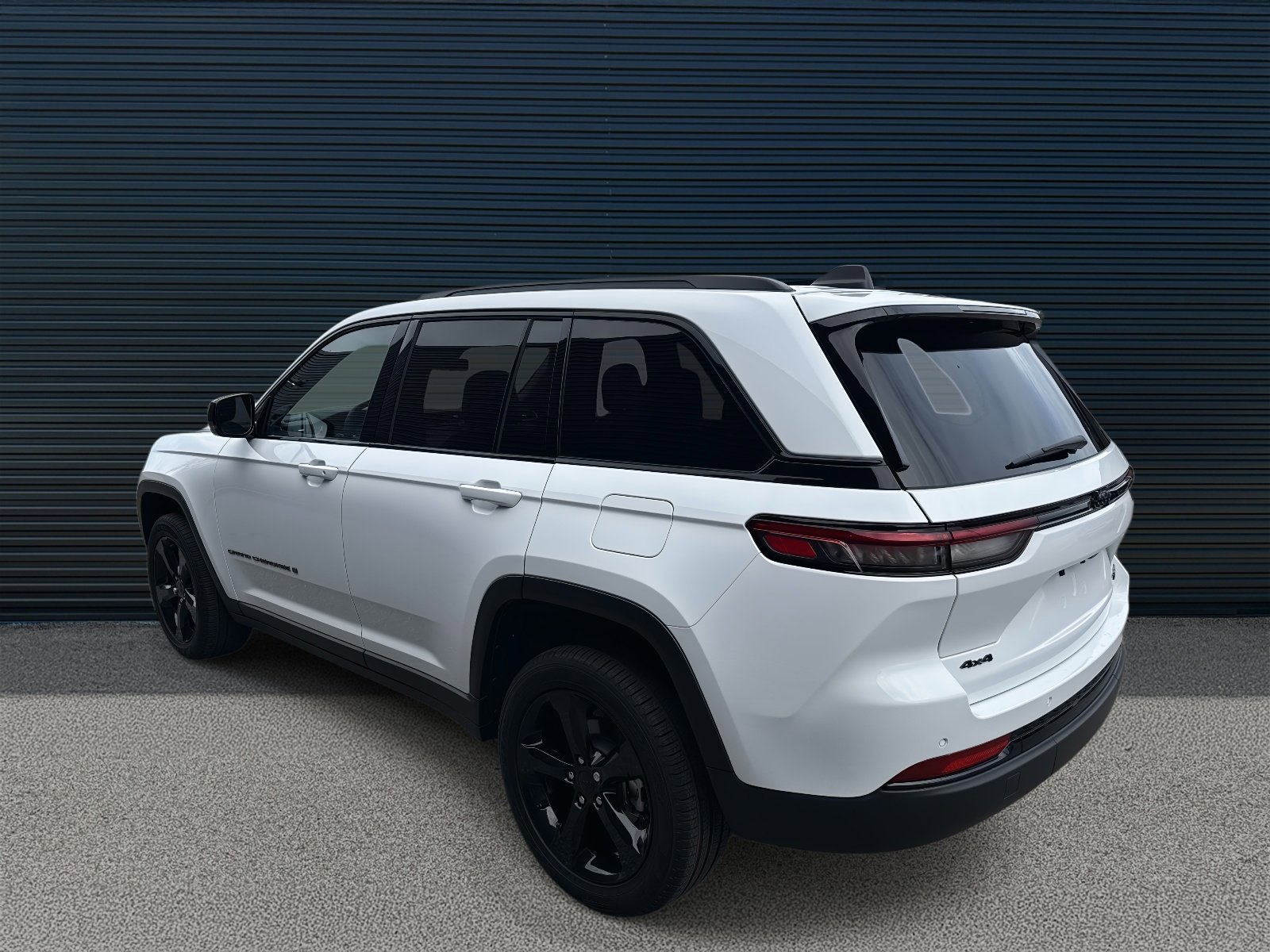 Used 2025 Jeep Grand Cherokee Limited w/ Black Appearance Package image 3