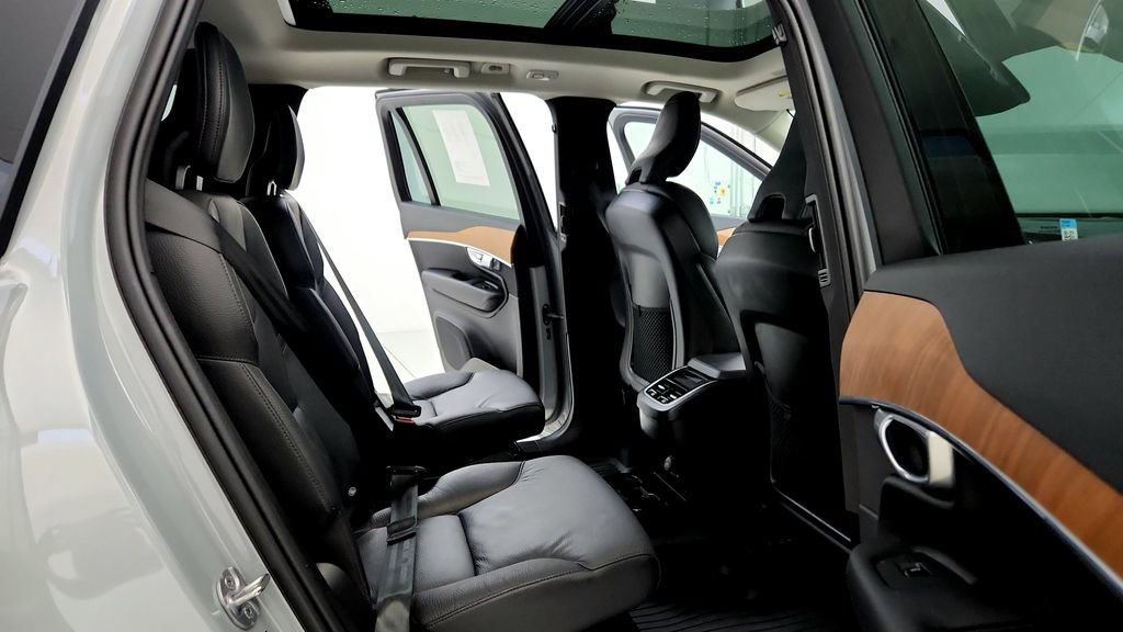 Used 2024 Volvo XC90 B6 Plus AWD/4WD image 18