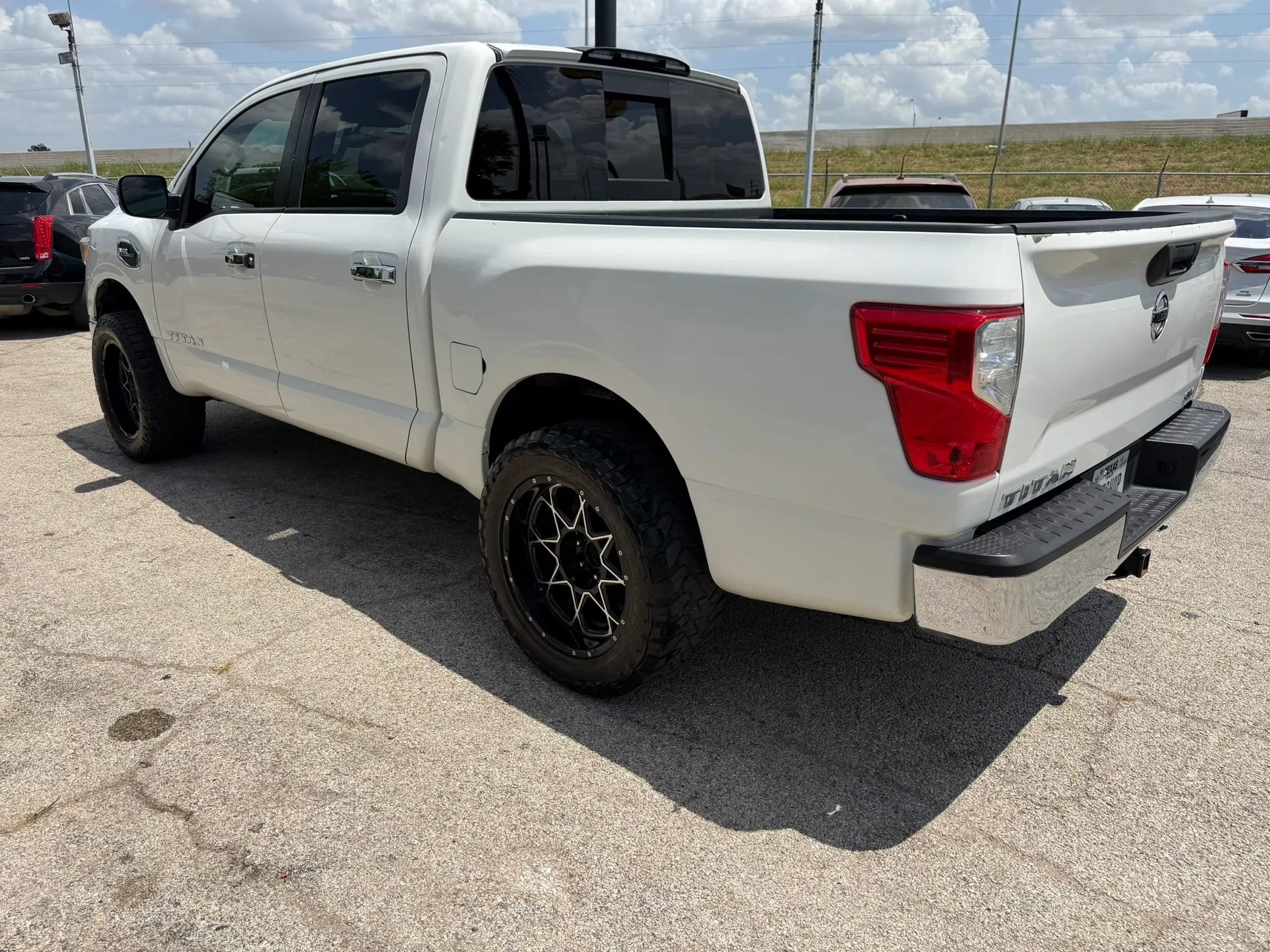 Used 2017 Nissan Titan SV RWD image 5