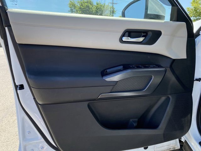 Used 2025 Nissan Pathfinder SL AWD/4WD image 16