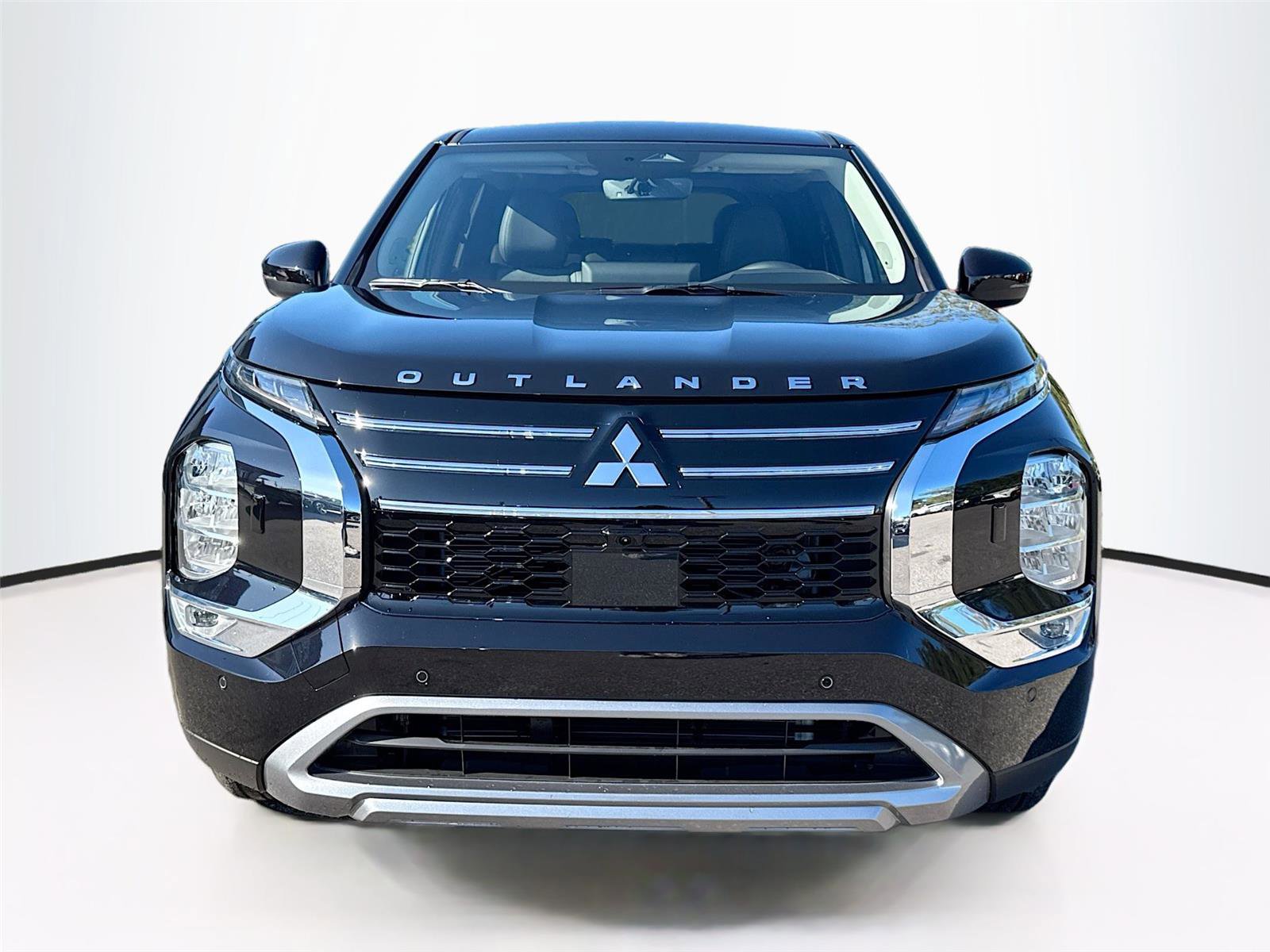 New 2025 Mitsubishi Outlander SE image 2