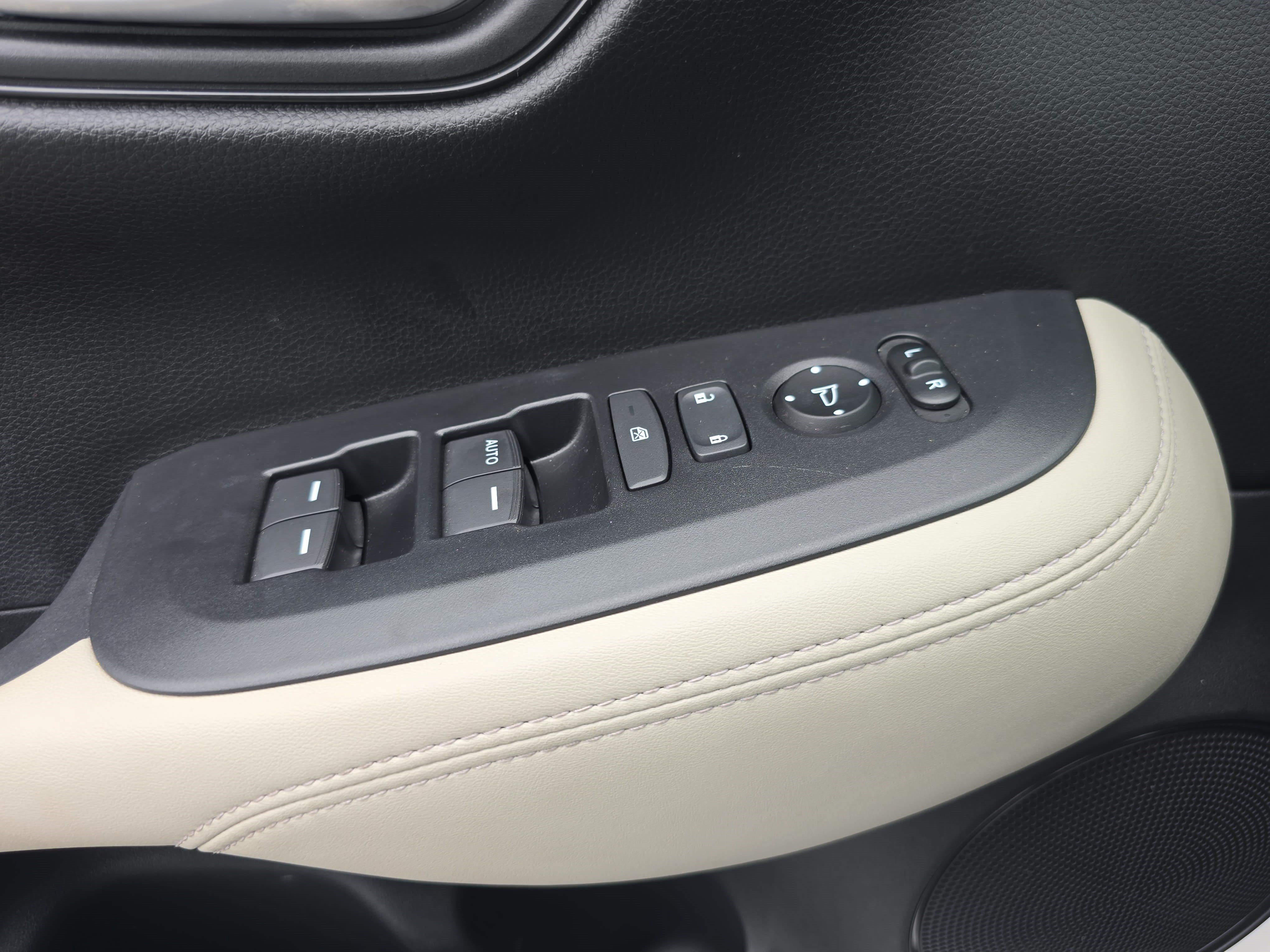 Certified 2025 Honda HR-V LX image 26
