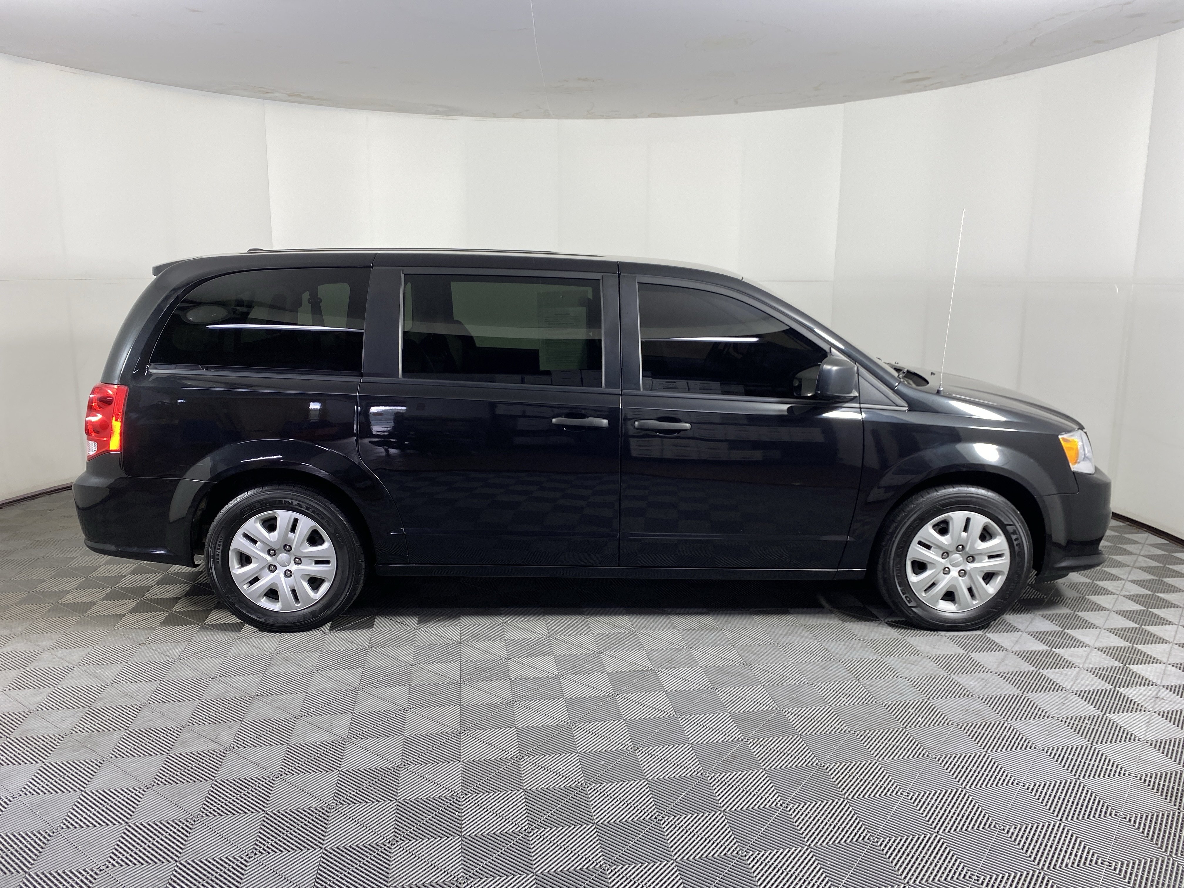 Used 2019 Dodge Grand Caravan SE w/ UConnect Hands-Free Group FWD image 5