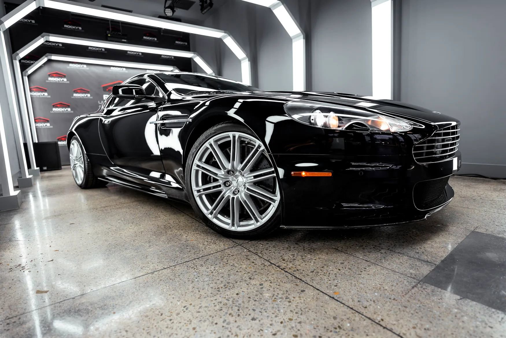 Used 2009 Aston Martin DBS Coupe RWD image 4