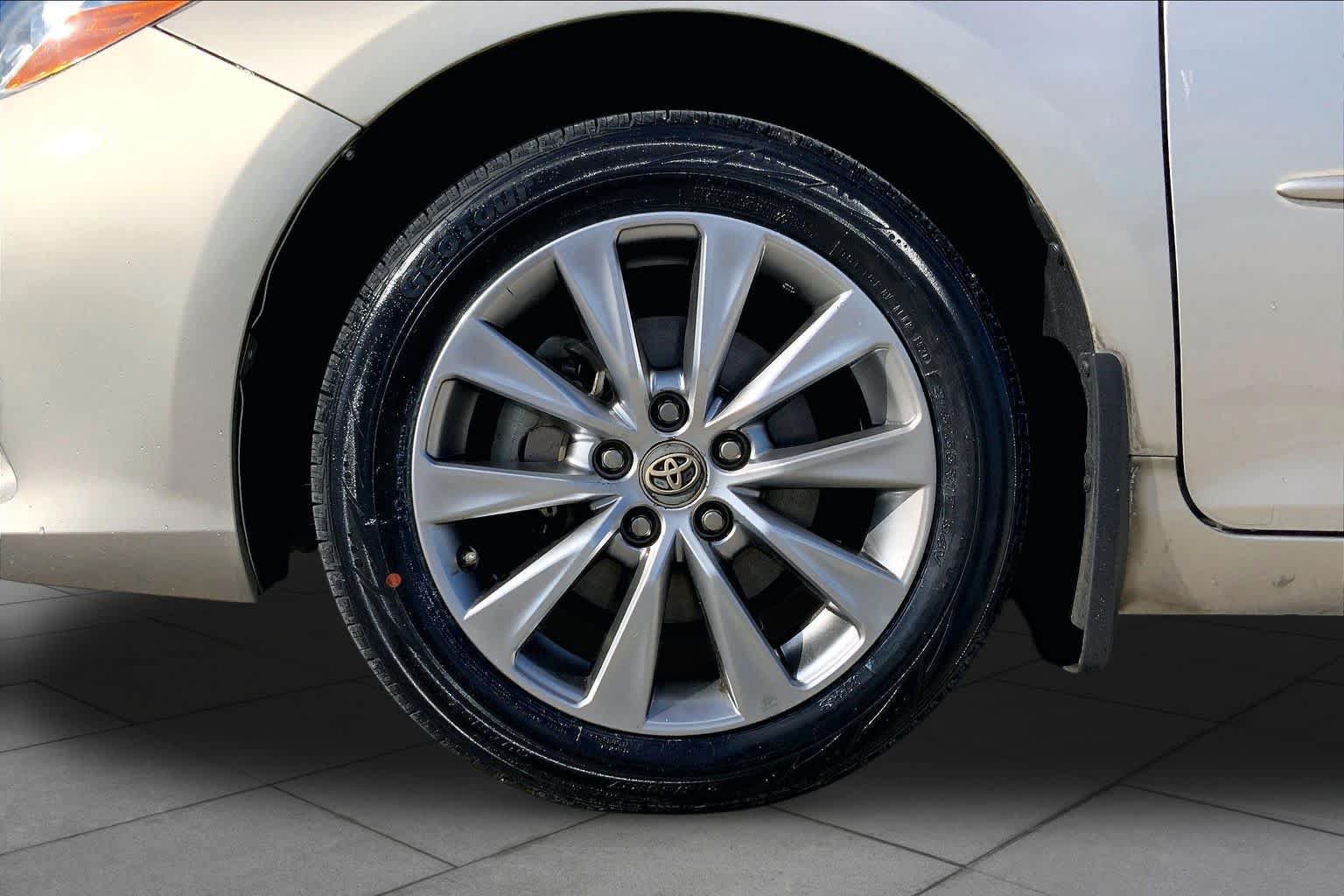Used 2017 Toyota Camry XLE w/ Moonroof Package FWD image 11