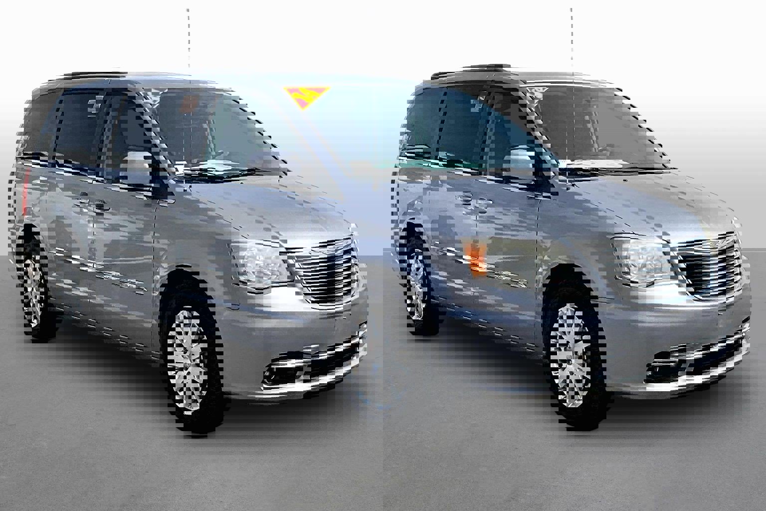 Used 2014 Chrysler Town & Country Touring image 5