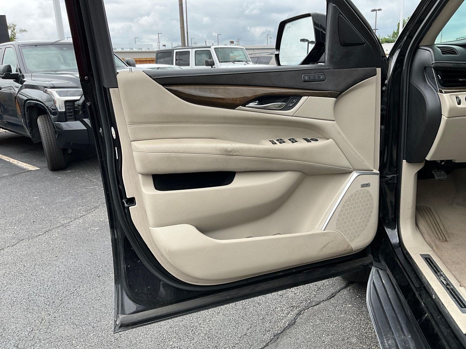 Used 2020 Cadillac Escalade Luxury AWD/4WD image 18