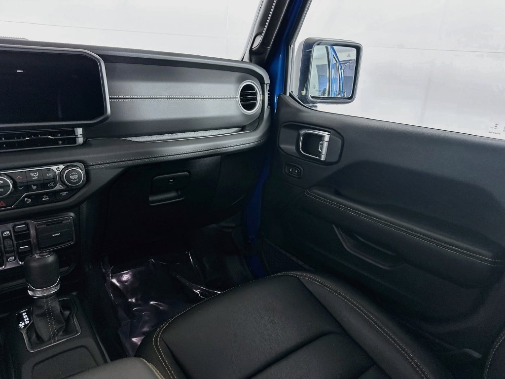 Used 2025 Jeep Wrangler Unlimited Sahara AWD/4WD image 32