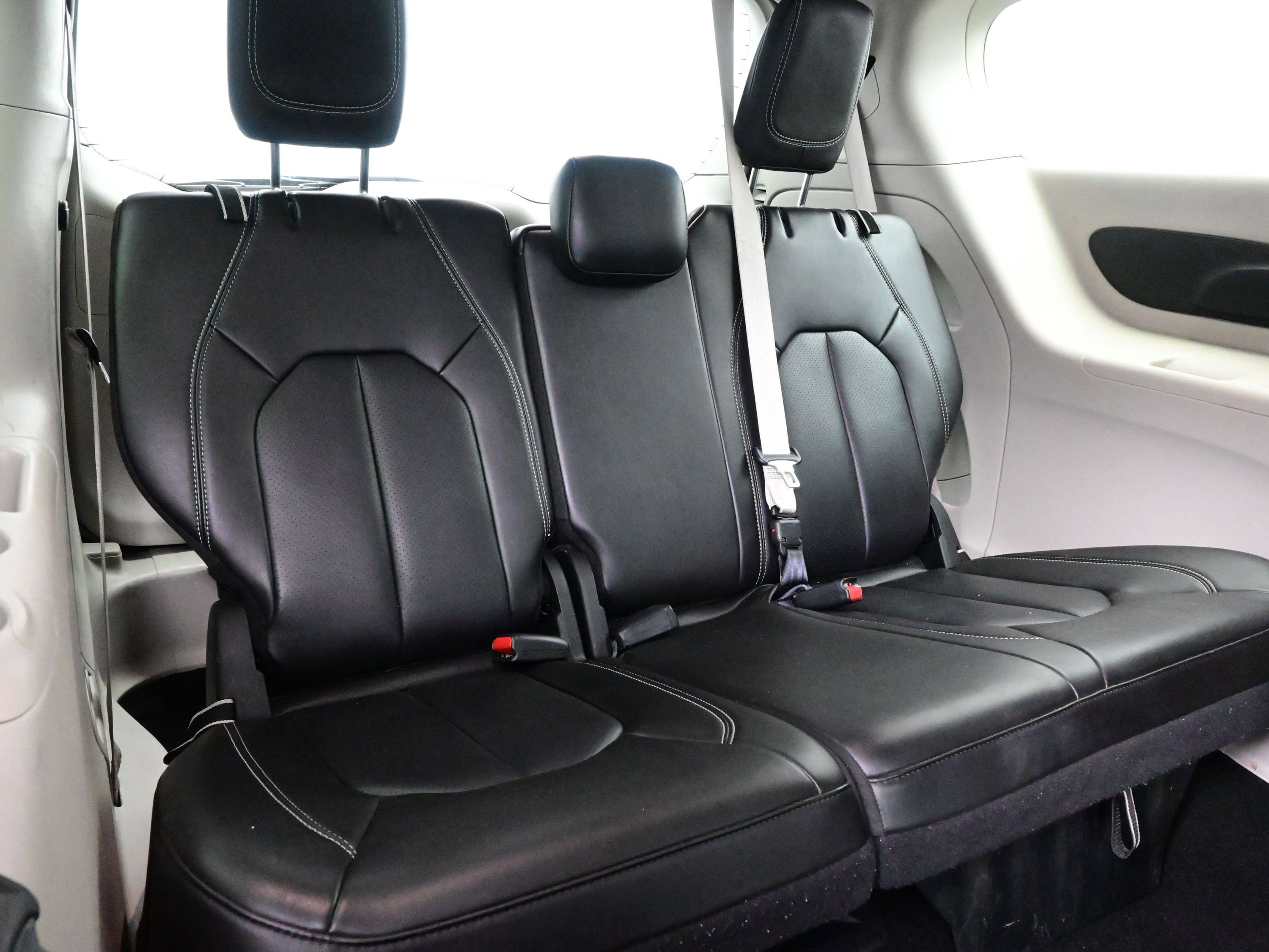 Used 2023 Chrysler Pacifica Touring-L image 17