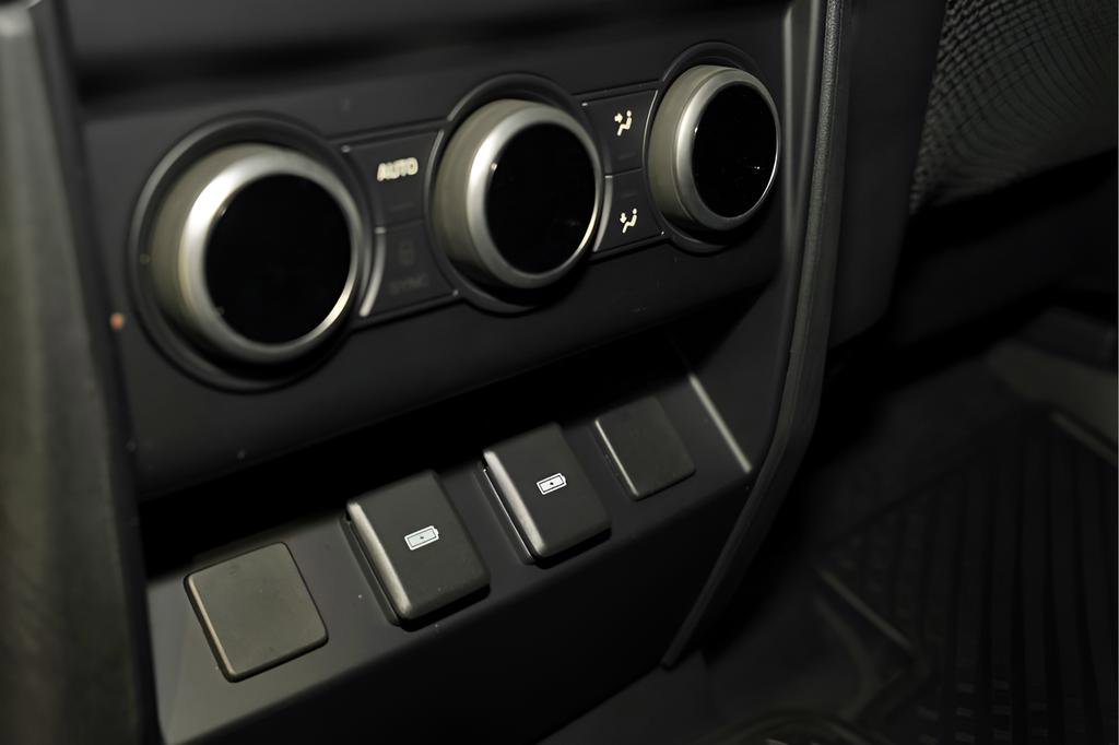 Used 2023 Land Rover Defender 130 SE image 8