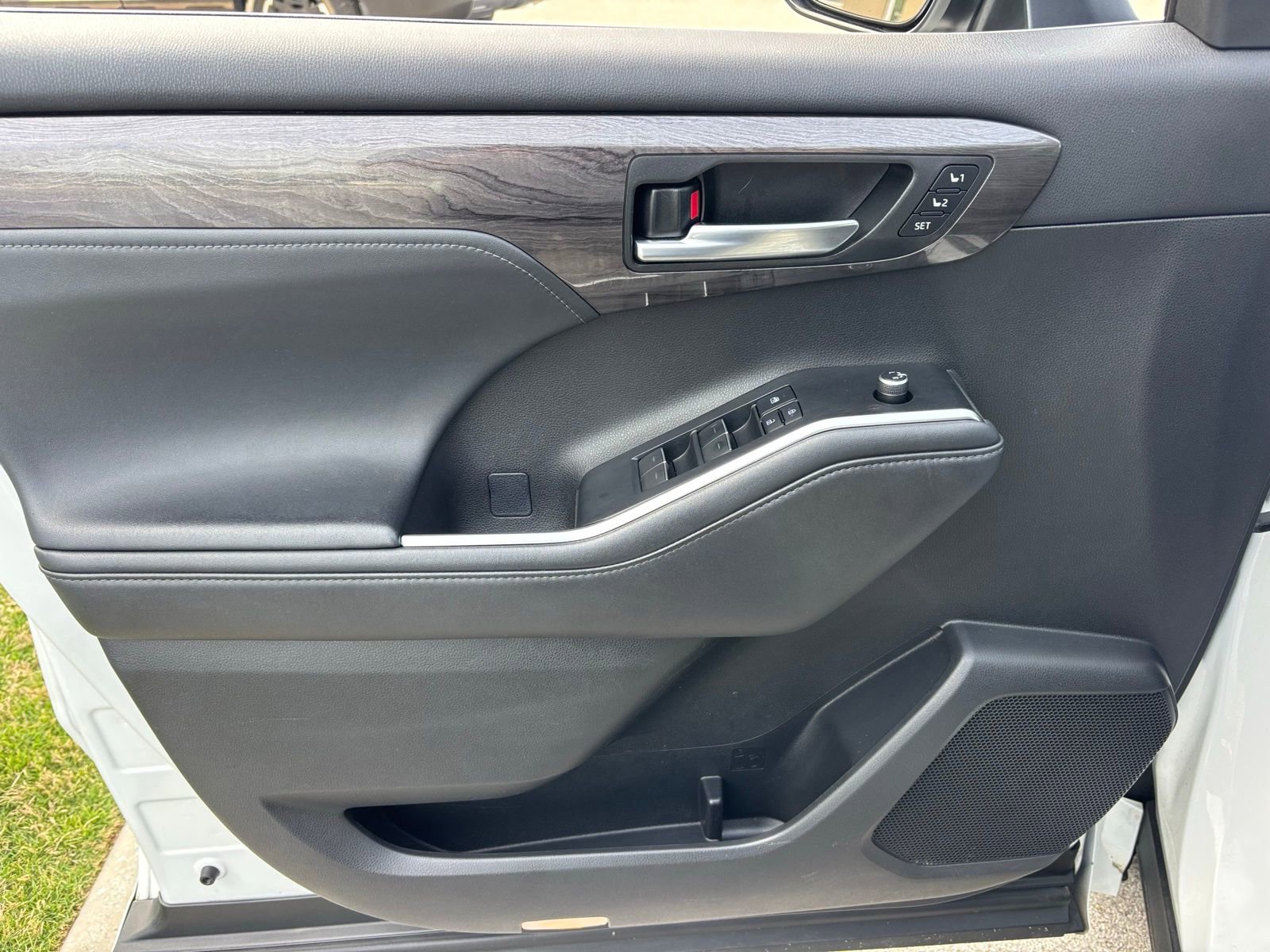 Used 2022 Toyota Highlander Limited FWD image 12