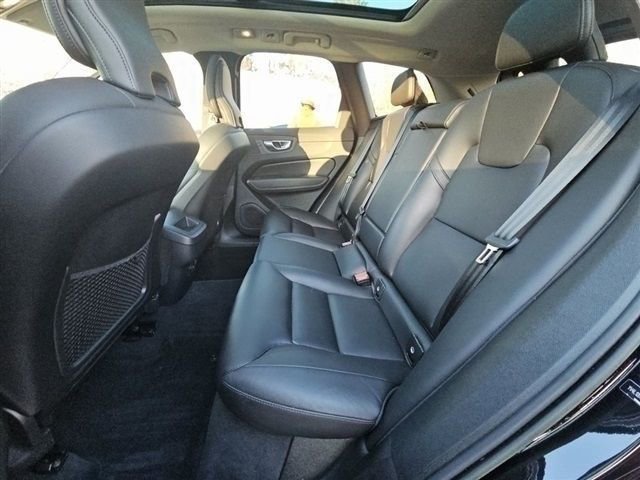 Used 2023 Volvo XC60 B5 Core FWD image 4