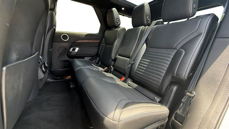 Used 2024 Land Rover Discovery Dynamic SE AWD/4WD image 16