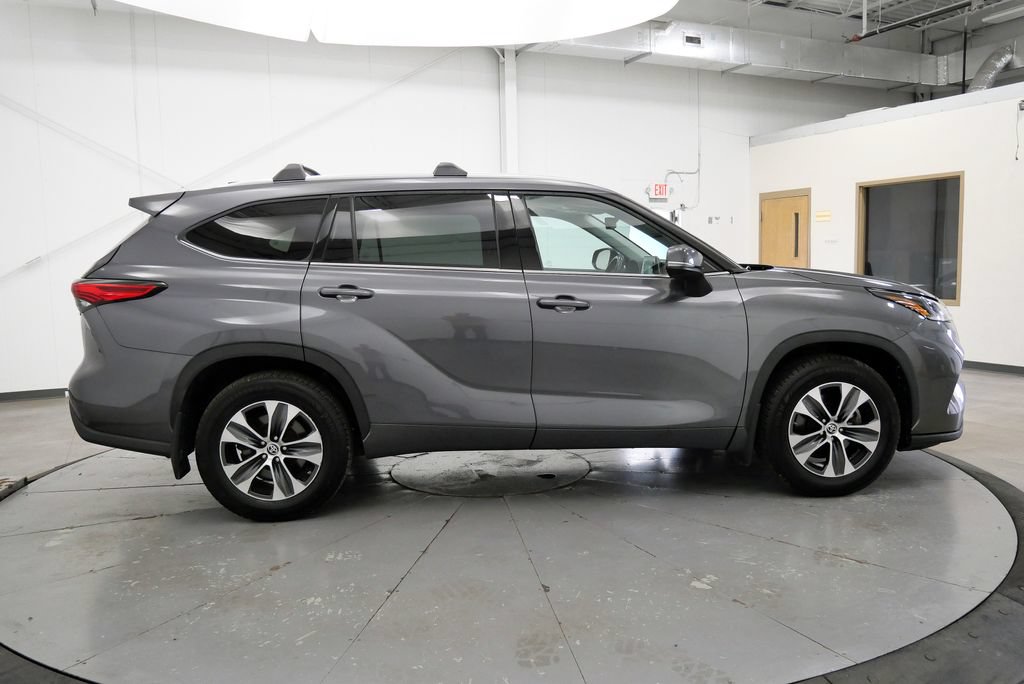 Used 2021 Toyota Highlander XLE AWD/4WD image 8